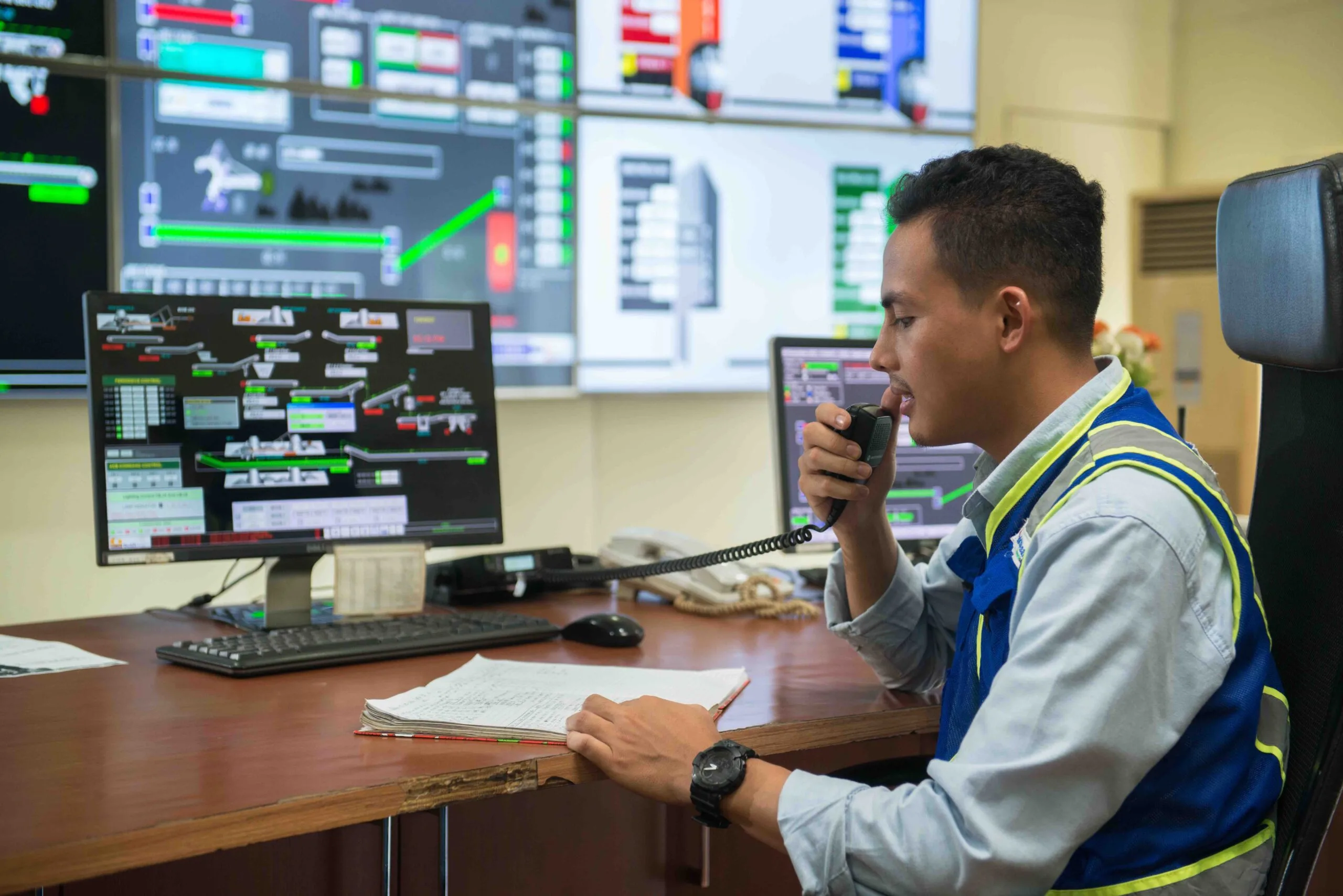Karyawan PTBA saat menggunakan aplikasi CISEA (Corporate Information System and Enterprise Application)