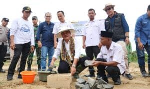 PT Bukit Asam memulai pembangunan PLTS berkapasitas 42 kilowatt peak (kWp) di Kampung Rejosari Mataram PT Bukit Asam memulai pembangunan PLTS berkapasitas 42 kilowatt peak (kWp) di Kampung Rejosari Mataram