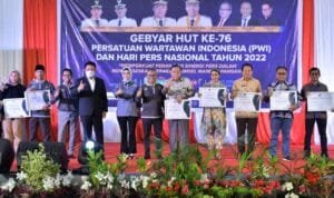 PT Bukit Asam Tbk (PTBA) menerima Penghargaan kategori BUMN dan Perusahaan yang Peduli dan Berperan Aktif dalam Peningkatan Kualitas SDM Pers dari PWI Sumsel PT Bukit Asam Tbk (PTBA) menerima Penghargaan kategori BUMN dan Perusahaan yang Peduli dan Berperan Aktif dalam Peningkatan Kualitas SDM Pers dari PWI Sumsel