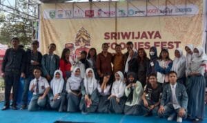 Foto Bersama peserta lomba, dewan juri dan para guru pembina usai lomba baca puisi yang digalar FORTAS Sumsel dan Sriwijaya Foodies Fest 2002, Senin (24/10/2022) Foto Bersama peserta lomba, dewan juri dan para guru pembina usai lomba baca puisi yang digalar FORTAS Sumsel dan Sriwijaya Foodies Fest 2002, Senin (24/10/2022)