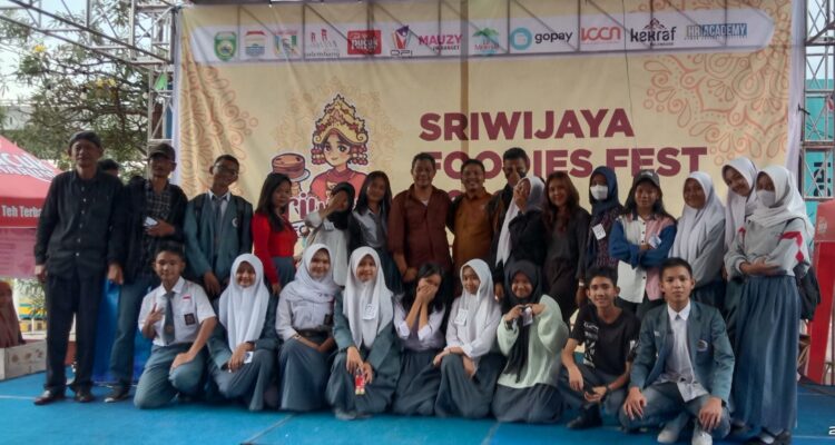 Foto Bersama peserta lomba, dewan juri dan para guru pembina usai lomba baca puisi yang digalar FORTAS Sumsel dan Sriwijaya Foodies Fest 2002, Senin (24/10/2022)