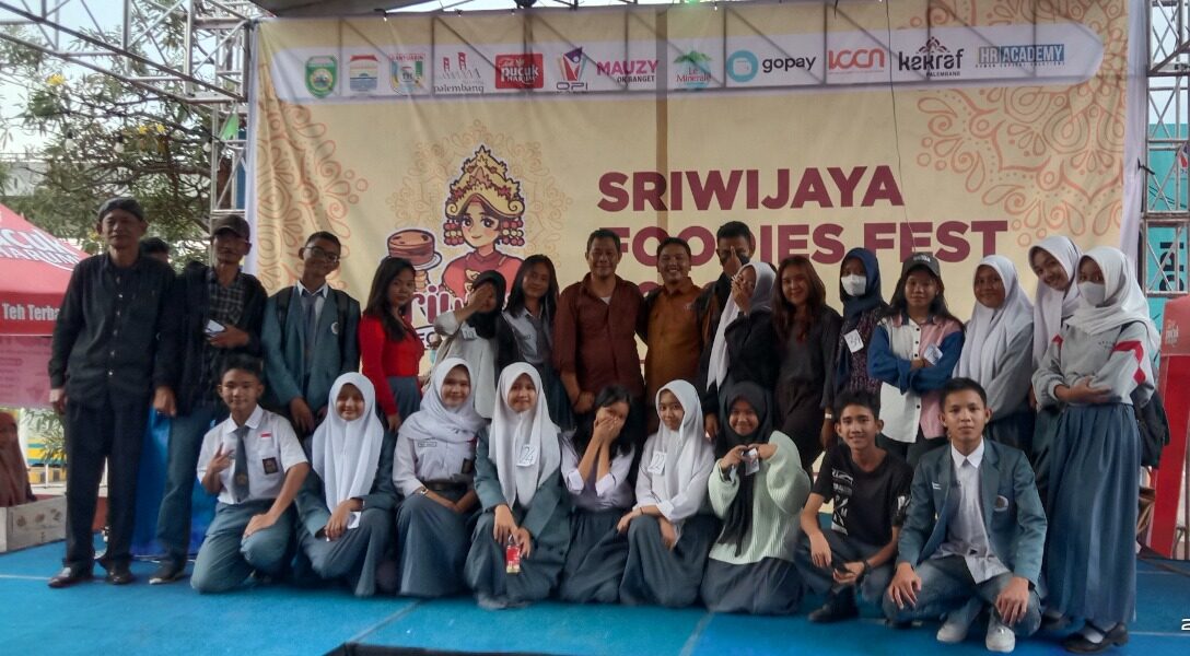 Foto Bersama peserta lomba, dewan juri dan para guru pembina usai lomba baca puisi yang digalar FORTAS Sumsel dan Sriwijaya Foodies Fest 2002, Senin (24/10/2022)