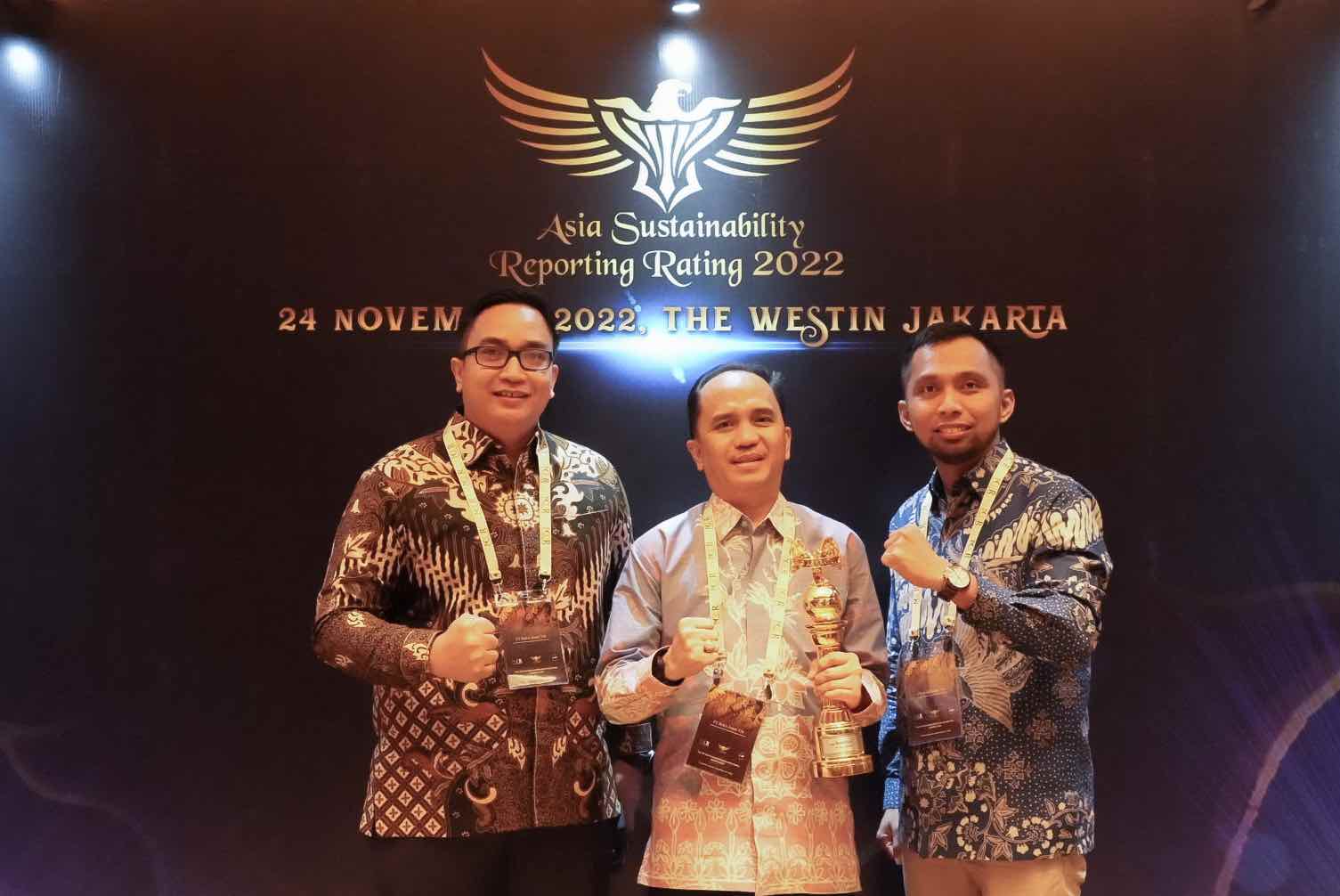 PT Bukit Asam Tbk (PTBA) berhasil meraih trofi Gold dalam ajang Asia Sustainability Reporting Rating (ASRRAT) 2022