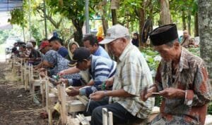 PTBA dan Paguyuban Krajan Berdayakan 1.127 Lansia Produksi Tusuk Sate PTBA dan Paguyuban Krajan Berdayakan 1.127 Lansia Produksi Tusuk Sate