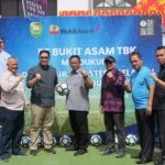 PT Bukit Asam Tbk (PTBA) memberikan bantuan 300 bola kepada Dinas Pemuda dan Olahraga Sumsel