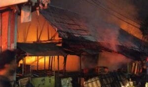 Puing-puing pasca kebakaran di Pasar Cinde Palembang, Minggu (27/11) malam Puing-puing pasca kebakaran di Pasar Cinde Palembang, Minggu (27/11) malam