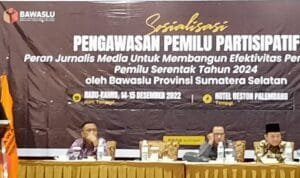 Ketua Bawaslu Sumsel, Yenli Elmanoferi saat Sosialisasi pengawasan pemilu partisipatif bagi jurnalis, Rabu (14/12/2022) malam Ketua Bawaslu Sumsel, Yenli Elmanoferi saat Sosialisasi pengawasan pemilu partisipatif bagi jurnalis, Rabu (14/12/2022) malam