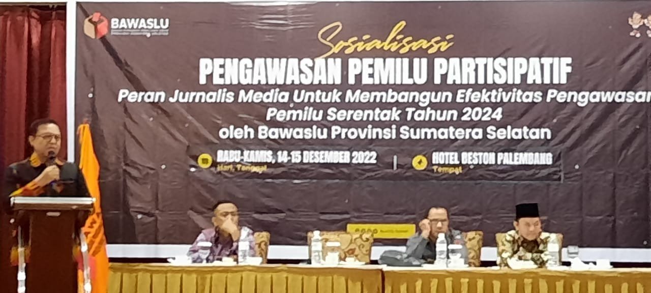 Ketua Bawaslu Sumsel, Yenli Elmanoferi saat Sosialisasi pengawasan pemilu partisipatif bagi jurnalis, Rabu (14/12/2022) malam Ketua Bawaslu Sumsel, Yenli Elmanoferi saat Sosialisasi pengawasan pemilu partisipatif bagi jurnalis, Rabu (14/12/2022) malam