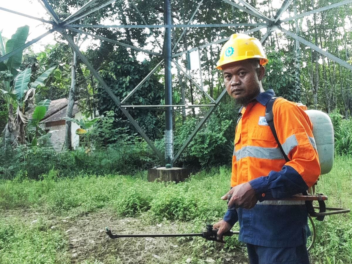 Petugas ground patrol PLN UPT Palembang, Daud Abdullah Petugas ground patrol PLN UPT Palembang, Daud Abdullah