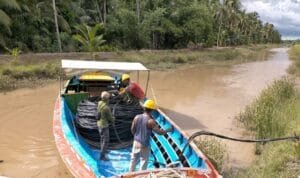 Petugas PLN saat melakukann pemasangan kabel di Desa Perajen Jaya, Kabupaten Banyuasin Petugas PLN saat melakukann pemasangan kabel di Desa Perajen Jaya, Kabupaten Banyuasin