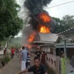 Warga ikut memadamkan kobaran api di Dusun III Desa Cinta Kasih Kecamatan Belimbing Kabupaten Muara Enim Warga ikut memadamkan kobaran api di Dusun III Desa Cinta Kasih Kecamatan Belimbing Kabupaten Muara Enim