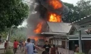 Warga ikut memadamkan kobaran api di Dusun III Desa Cinta Kasih Kecamatan Belimbing Kabupaten Muara Enim Warga ikut memadamkan kobaran api di Dusun III Desa Cinta Kasih Kecamatan Belimbing Kabupaten Muara Enim