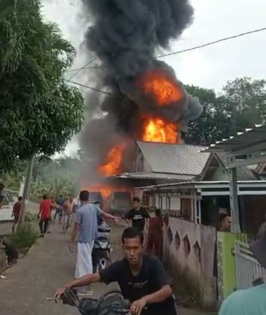 Warga ikut memadamkan kobaran api di Dusun III Desa Cinta Kasih Kecamatan Belimbing Kabupaten Muara Enim