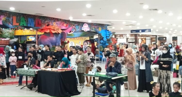 Para peserta, penonton pada Musi Star Festival (MSF) 2022 di PS Palembang, Rabu (22 Desember 2022) usai pembukaan (Foto.Dok.MSF 2022)