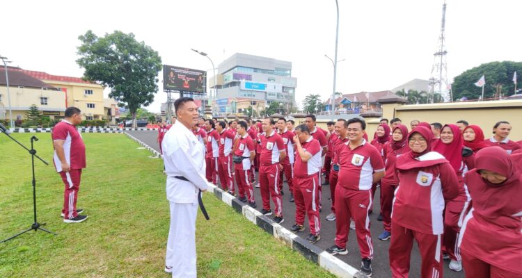 Personel Dit Intelkam Polda Sumsel melaksanakan olah raga Beladiri