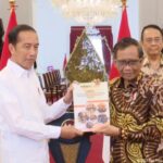 Presiden Jokowi menerima Laporan Tim Penyelesaian Non-Yudisial Pelanggaran Hak Asasi Manusia yang Berat Masa Lalu (PPHAM) dari Menko Polhukam Mahfud MD, di Istana Merdeka, Jakarta, Rabu (11/01/2023). (Sumber: Tangkapan Layar)