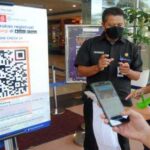 Pengunjung memindai barcode saat persiapan pembukaan pusat perbelanjaan di Mall Botani Square, Kota Bogor, Jawa Barat. Foto: (Antara)