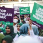 Sejumlah relawan membawa poster saat penandatanganan petisi perlindungan anak di Sarinah, Jakarta, Minggu (8/1/2023)