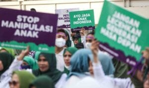 Sejumlah relawan membawa poster saat penandatanganan petisi perlindungan anak di Sarinah, Jakarta, Minggu (8/1/2023)