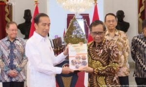 Presiden Jokowi menerima Laporan Tim Penyelesaian Non-Yudisial Pelanggaran Hak Asasi Manusia yang Berat Masa Lalu (PPHAM) dari Menko Polhukam Mahfud MD, di Istana Merdeka, Jakarta, Rabu (11/01/2023). (Sumber: Tangkapan Layar)
