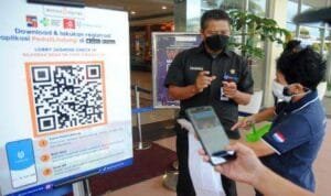 Pengunjung memindai barcode saat persiapan pembukaan pusat perbelanjaan di Mall Botani Square, Kota Bogor, Jawa Barat. Foto: (Antara) Pengunjung memindai barcode saat persiapan pembukaan pusat perbelanjaan di Mall Botani Square, Kota Bogor, Jawa Barat. Foto: (Antara)