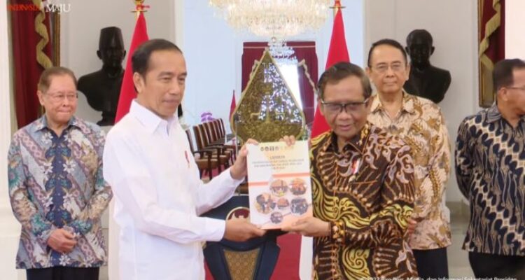 Presiden Jokowi menerima Laporan Tim Penyelesaian Non-Yudisial Pelanggaran Hak Asasi Manusia yang Berat Masa Lalu (PPHAM) dari Menko Polhukam Mahfud MD, di Istana Merdeka, Jakarta, Rabu (11/01/2023). (Sumber: Tangkapan Layar)