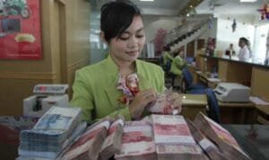 foto: salah satu kasir bank saat menghitung manual uang rupiah foto: salah satu kasir bank saat menghitung manual uang rupiah