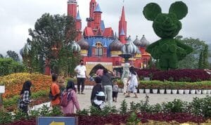 Wisatawan menikmati masa liburan bersama keluarga di objek wisata D'Casstello Wisatawan menikmati masa liburan bersama keluarga di objek wisata D'Casstello