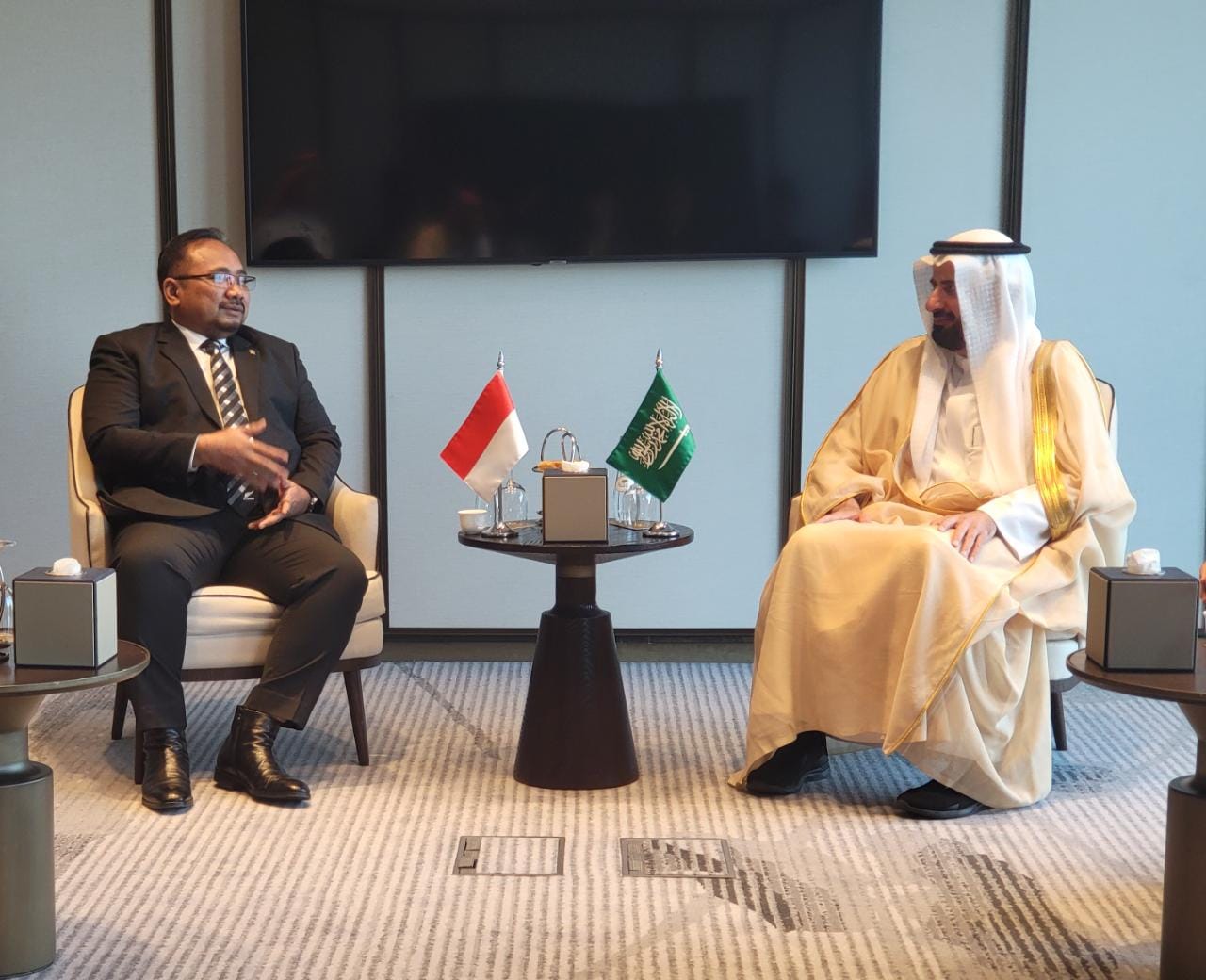 Menag Yaqut bertemu Menteri Haji Arab Saudi Tawfiq F Al Rabiah, di Jeddah