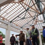 Menteri BUMN Erick Thohir saat melihat progres revitalisasi Lokananta. Foto: Kementerian BUMN