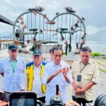 Presiden Joko Widodo memberi keterangan pers kepada awak media usai meninjau Kawasan Wisata Bunaken, Kota Manado, Provinsi Sulawesi Utara, Jumat (20/1/2023)