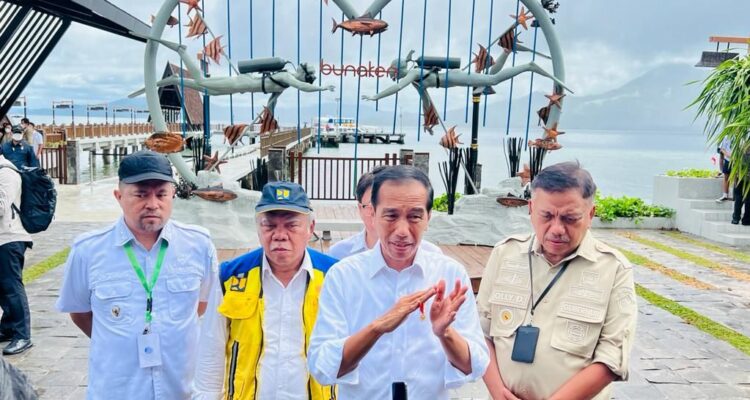 Presiden Joko Widodo memberi keterangan pers kepada awak media usai meninjau Kawasan Wisata Bunaken, Kota Manado, Provinsi Sulawesi Utara, Jumat (20/1/2023)