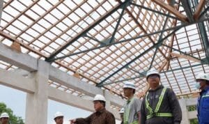 Menteri BUMN Erick Thohir saat melihat progres revitalisasi Lokananta. Foto: Kementerian BUMN