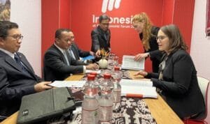 Menteri Investasi/Kepala BKPM Bahlil Lahadalia (kedua dari kiri) bertemu dengan Keuangan Polandia Magdalena Rzeczkowska (kanan) di Davos, Swiss  