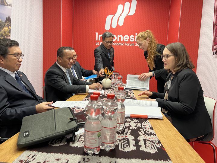 Menteri Investasi/Kepala BKPM Bahlil Lahadalia (kedua dari kiri) bertemu dengan Keuangan Polandia Magdalena Rzeczkowska (kanan) di Davos, Swiss  