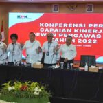 Dari kanan ke kiri Prof. Indriyanto Seno Aji, Albertina Ho, Tumpak Hatorangan Panggabean, Harjono dan Syamsudin Haris, saat memberikan keterangan pada konferensi pers kinerja Dewas KPK Tahun 2022, di Gedung KPK, Jakarta, Senin (9/1/2023).