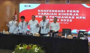 Dari kanan ke kiri Prof. Indriyanto Seno Aji, Albertina Ho, Tumpak Hatorangan Panggabean, Harjono dan Syamsudin Haris, saat memberikan keterangan pada konferensi pers kinerja Dewas KPK Tahun 2022, di Gedung KPK, Jakarta, Senin (9/1/2023).