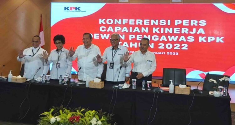 Dari kanan ke kiri Prof. Indriyanto Seno Aji, Albertina Ho, Tumpak Hatorangan Panggabean, Harjono dan Syamsudin Haris, saat memberikan keterangan pada konferensi pers kinerja Dewas KPK Tahun 2022, di Gedung KPK, Jakarta, Senin (9/1/2023).