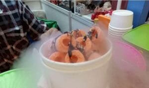 4Jajanan berasap nitrogen cair atau 'Chiki ngebul'. (Foto: Istimewa) Jajanan berasap nitrogen cair atau 'Chiki ngebul'. (Foto: Istimewa)