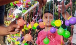 Ilustrasi anak yang sedang membeli permainan Lato-lato