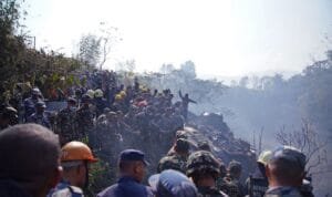 Tim penyelamat berkumpul di lokasi kecelakaan pesawat di Pokhara, Nepal, 15 Januari 2023/Bloomberg/AFP - Getty Images Tim penyelamat berkumpul di lokasi kecelakaan pesawat di Pokhara, Nepal, 15 Januari 2023/Bloomberg/AFP - Getty Images