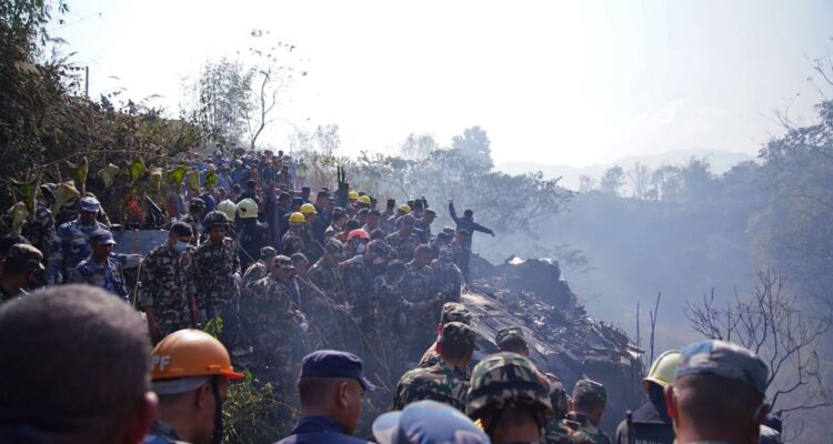 Tim penyelamat berkumpul di lokasi kecelakaan pesawat di Pokhara, Nepal, 15 Januari 2023/Bloomberg/AFP - Getty Images