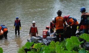 PT Bukit Asam Tbk (PTBA) bersama mitra kerja melakukan aksi bersih-bersih sampah di sepanjang aliran Sungai Enim, Kelurahan Tanjung Enim, Kecamatan Lawang Kidul, Kabupaten Muara Enim pada Sabtu (14/1) PT Bukit Asam Tbk (PTBA) bersama mitra kerja melakukan aksi bersih-bersih sampah di sepanjang aliran Sungai Enim, Kelurahan Tanjung Enim, Kecamatan Lawang Kidul, Kabupaten Muara Enim pada Sabtu (14/1)