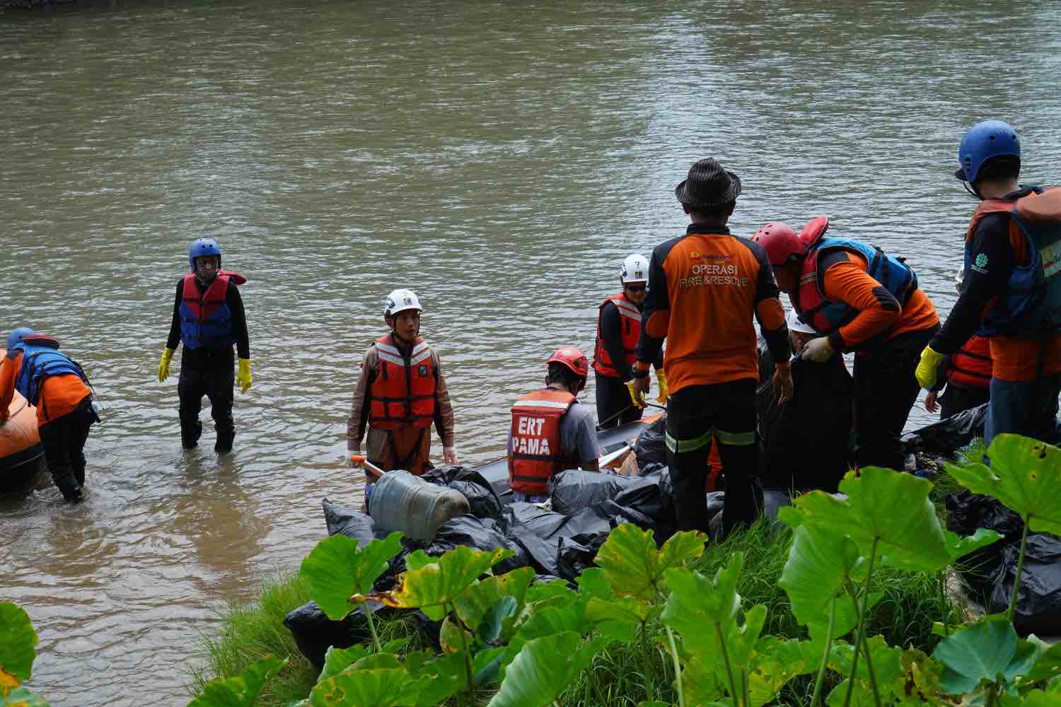 PT Bukit Asam Tbk (PTBA) bersama mitra kerja melakukan aksi bersih-bersih sampah di sepanjang aliran Sungai Enim, Kelurahan Tanjung Enim, Kecamatan Lawang Kidul, Kabupaten Muara Enim pada Sabtu (14/1)