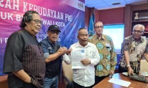 Ketua PWI Aceh, Nasir Nurdin menyerahkan dokumen pendaftaran sebagai calon tuan rumah Porwanas 2025 kepada Ketua Umum PWI Pusat, Atal S. Depari di Kantor PWI Pusat, Lantai IV Gedung Dewan Pers, Jakarta Pusat Ketua PWI Aceh, Nasir Nurdin menyerahkan dokumen pendaftaran sebagai calon tuan rumah Porwanas 2025 kepada Ketua Umum PWI Pusat, Atal S. Depari di Kantor PWI Pusat, Lantai IV Gedung Dewan Pers, Jakarta Pusat