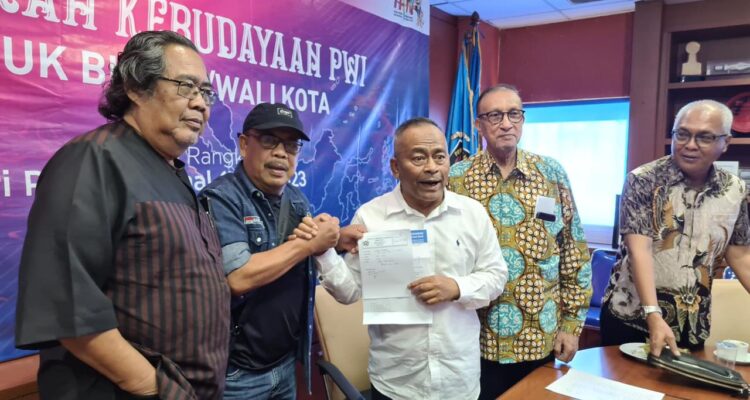 Ketua PWI Aceh, Nasir Nurdin menyerahkan dokumen pendaftaran sebagai calon tuan rumah Porwanas 2025 kepada Ketua Umum PWI Pusat, Atal S. Depari di Kantor PWI Pusat, Lantai IV Gedung Dewan Pers, Jakarta Pusat