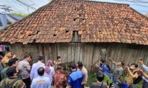 PTBA, bekerja sama dengan Forum CSR Kessos Provinsi Sumsel dan Disperkim Sumsel menyerahkan bantuan bedah rumah, Kamis (29/12/2022)