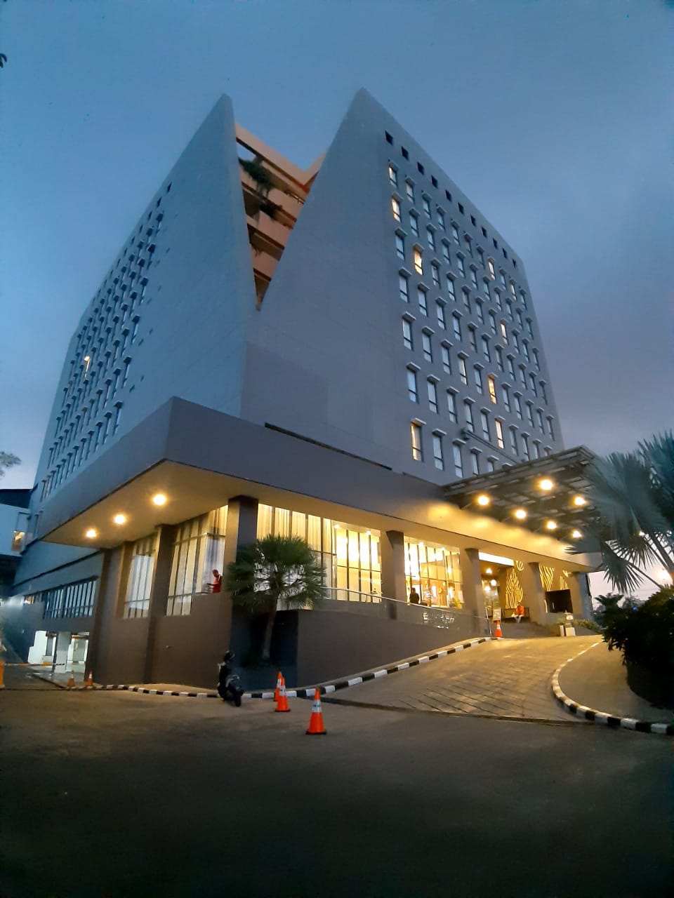 Gedung Hotel Harper Palembang
