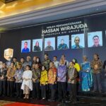 Menlu RI, Retno LP Marsudi memberikan penghargaan Hassan Wirajuda Pelindungan Award (HWPA) kepada 22 pegiat pelindungan WNI