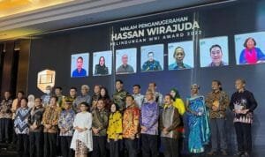 Menlu RI, Retno LP Marsudi memberikan penghargaan Hassan Wirajuda Pelindungan Award (HWPA) kepada 22 pegiat pelindungan WNI
